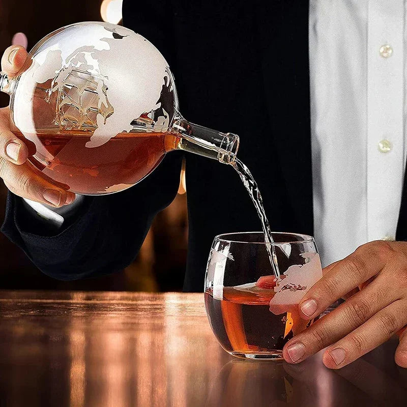 Luxus dekantáló gömb alakú - whisky ajándék szett fa talppal