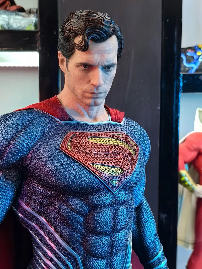 Nagy design szobor Superman