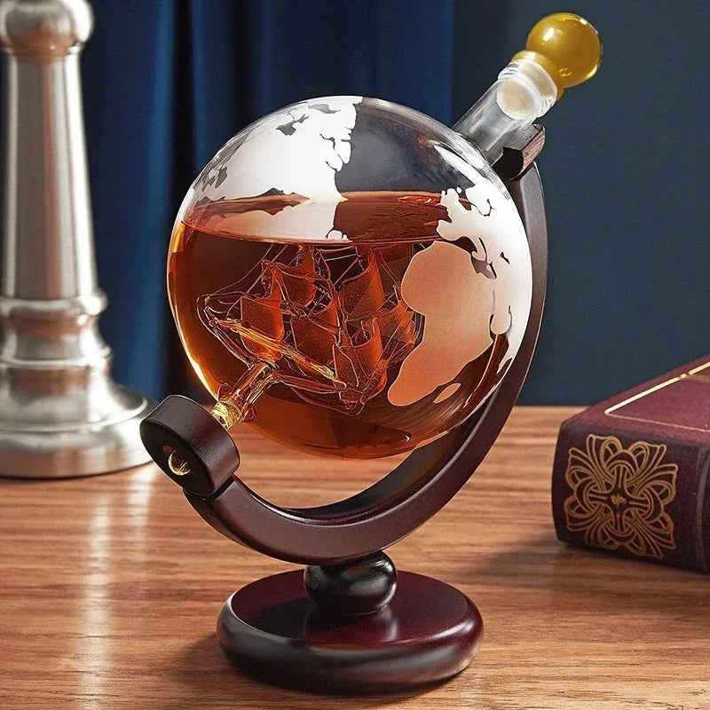 Luxus dekantáló gömb alakú - whisky ajándék szett fa talppal