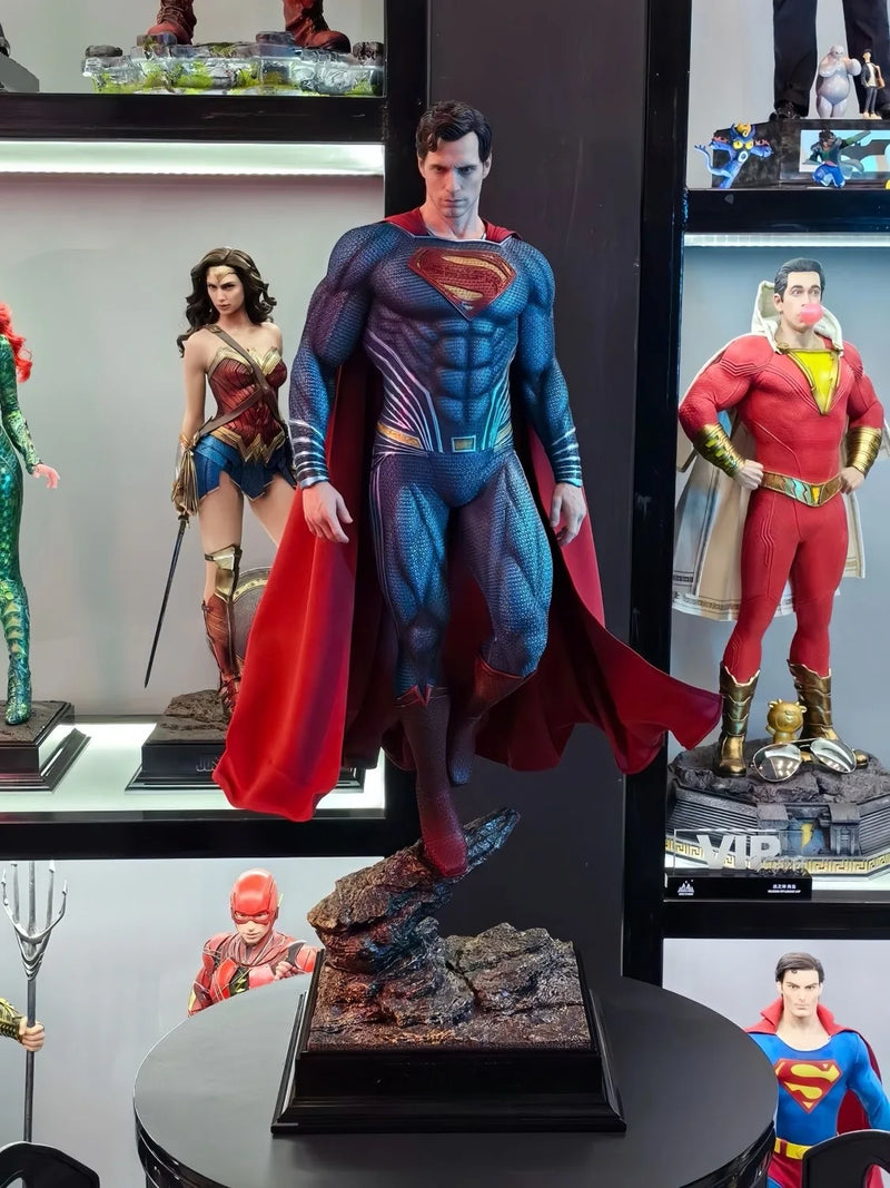 Nagy design szobor Superman